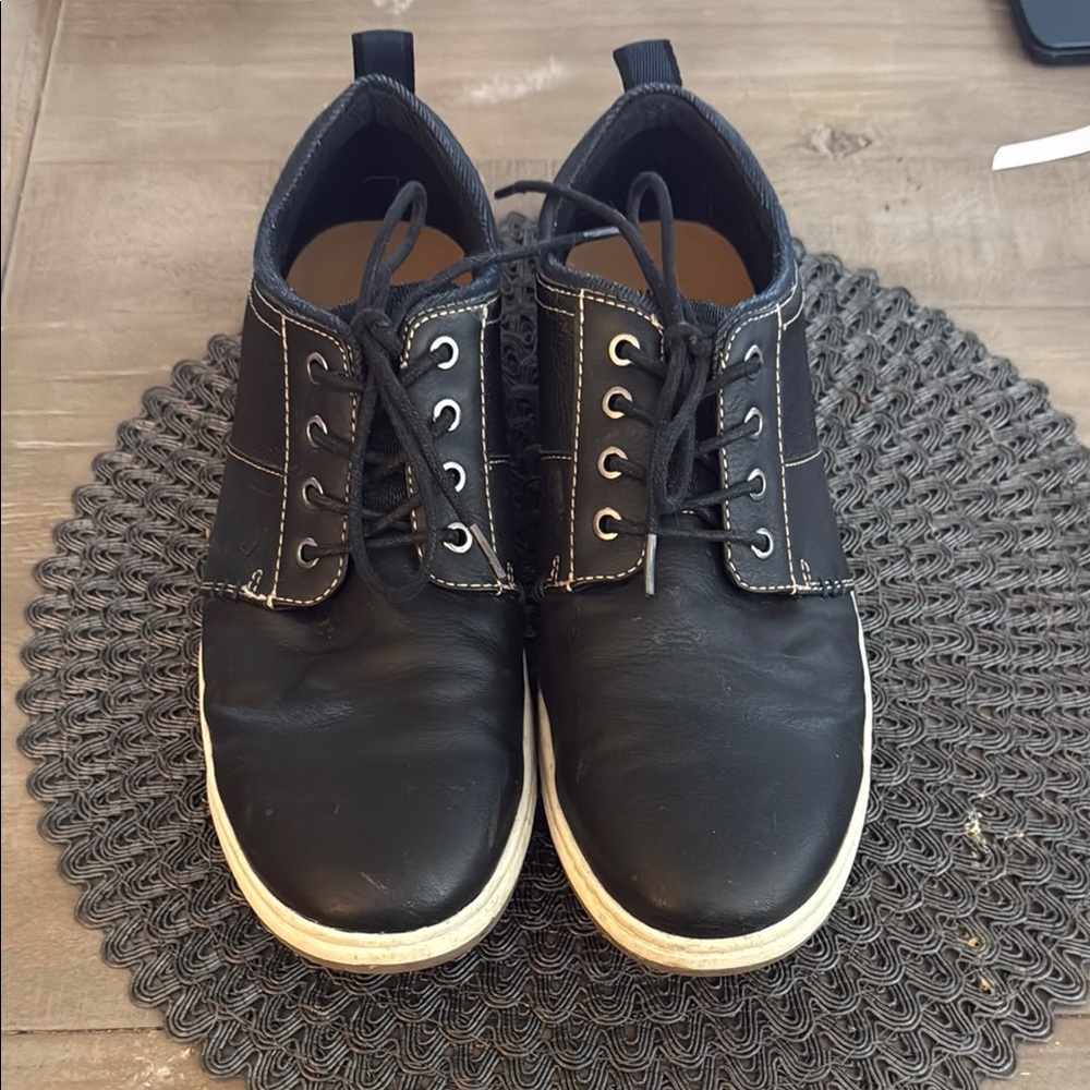 Rye Blue Sneakers with Contrasting Sole and Rounded Toe